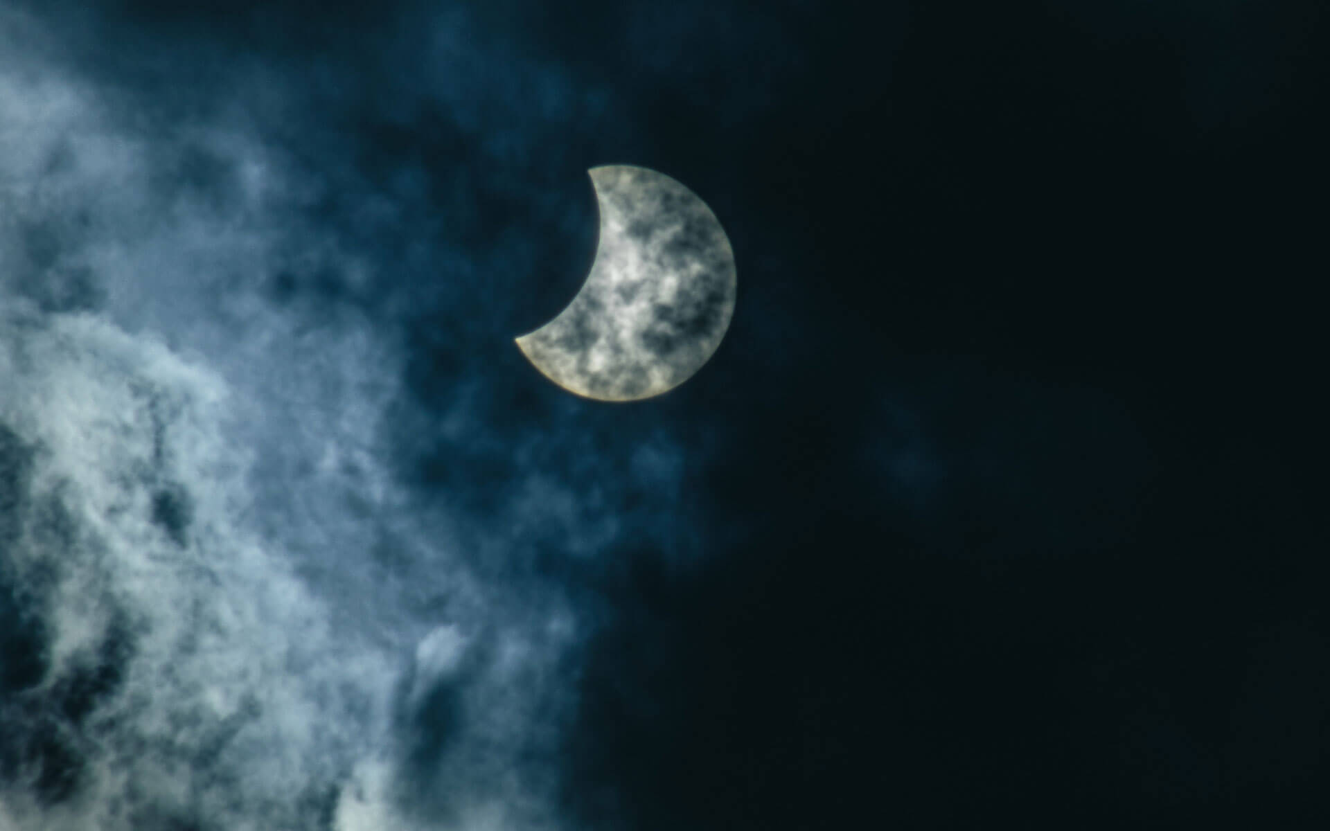 Lune dans le ciel nocturne