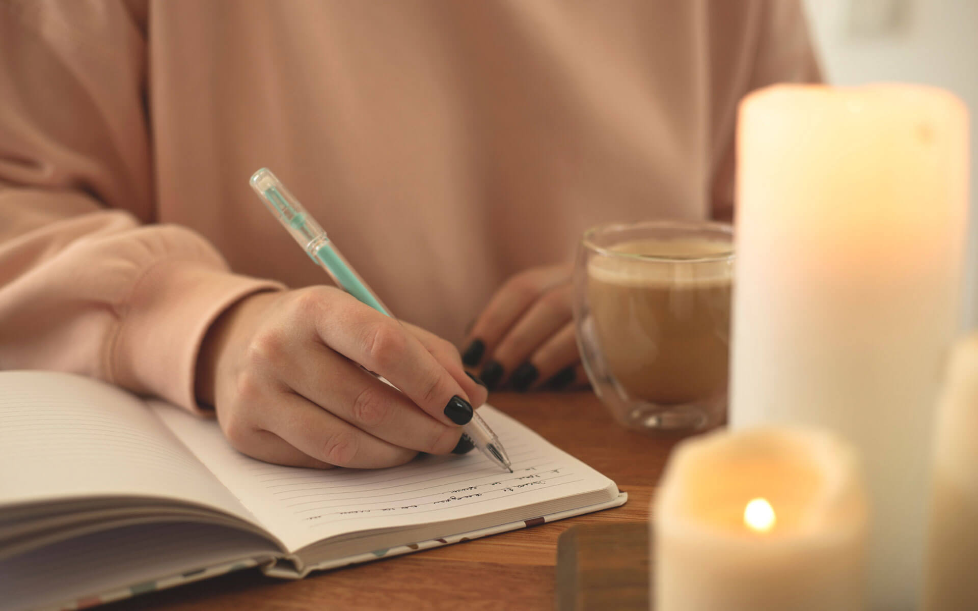 Femme prenant des notes, organisant un partage de Reiki