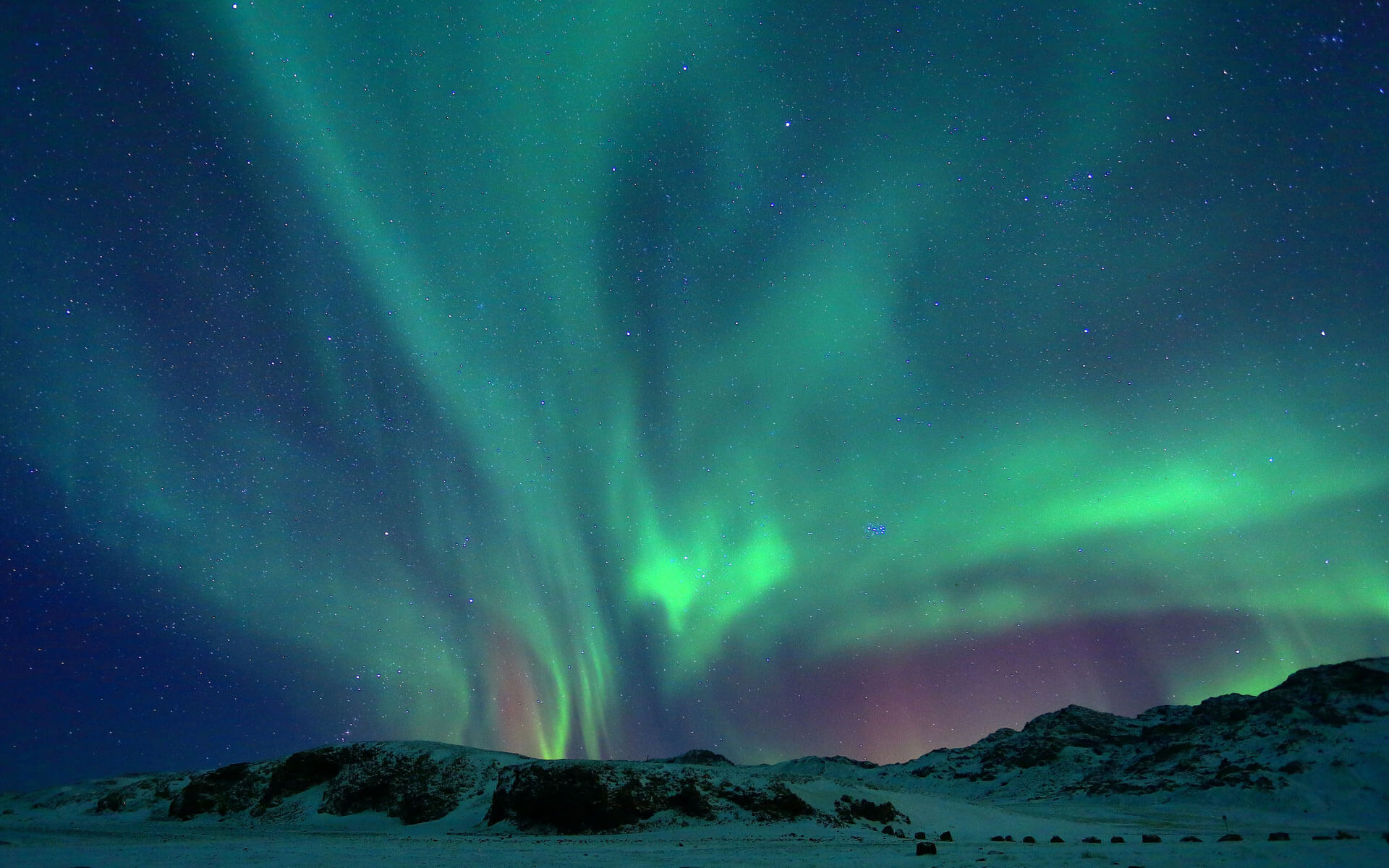 Aurores boréales dans un ciel nocturne